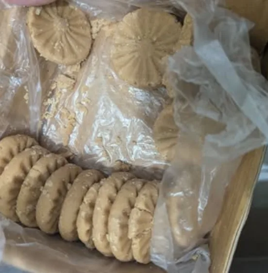 গ্রাহকের হাতে পৌঁছানো পাবনার প্যাড়া সন্দেশ